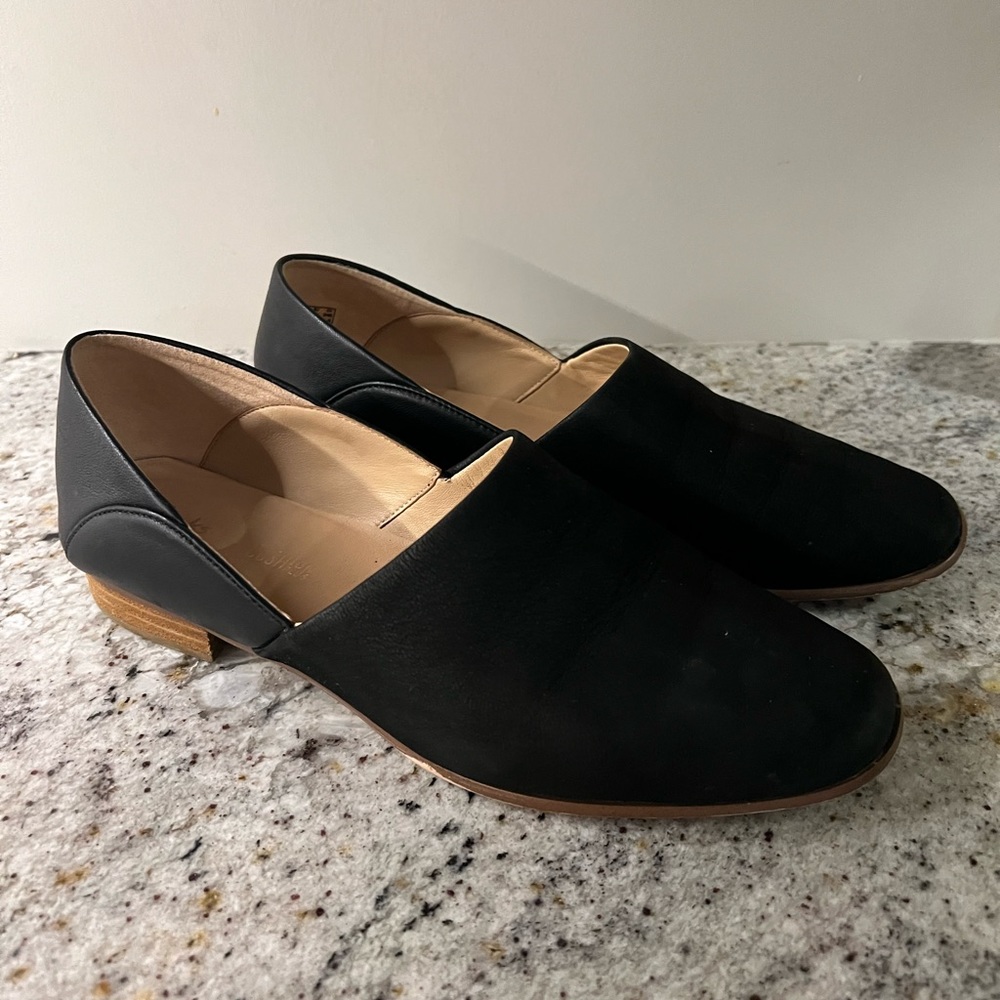 Clarks black flats, Women’s 8.5, TTS. Great quality!